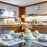 Hotel Apollinaire Paris