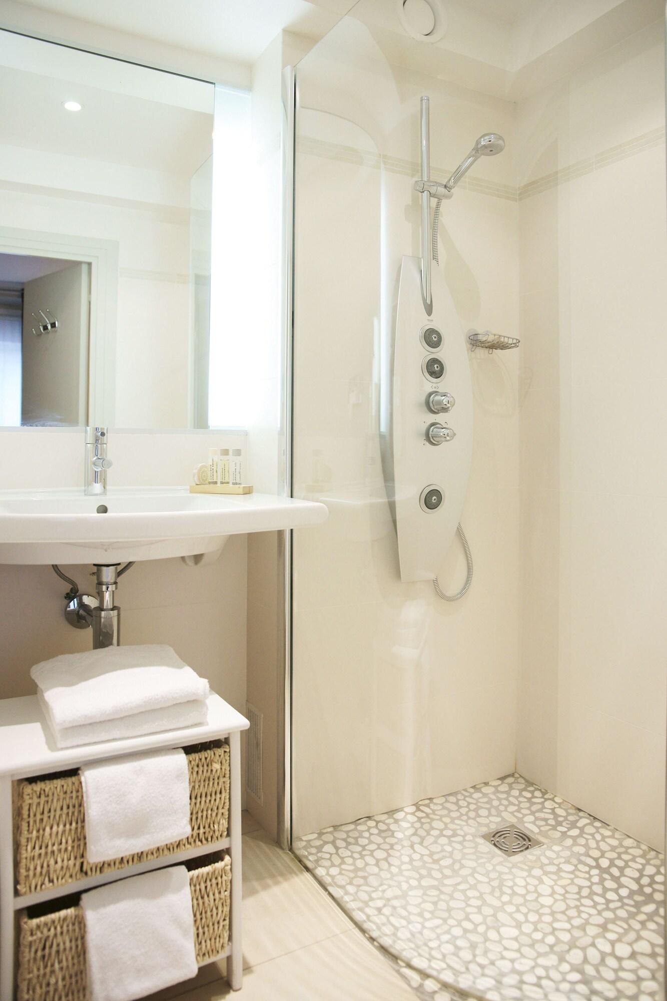 Hotel Apollinaire Parigi