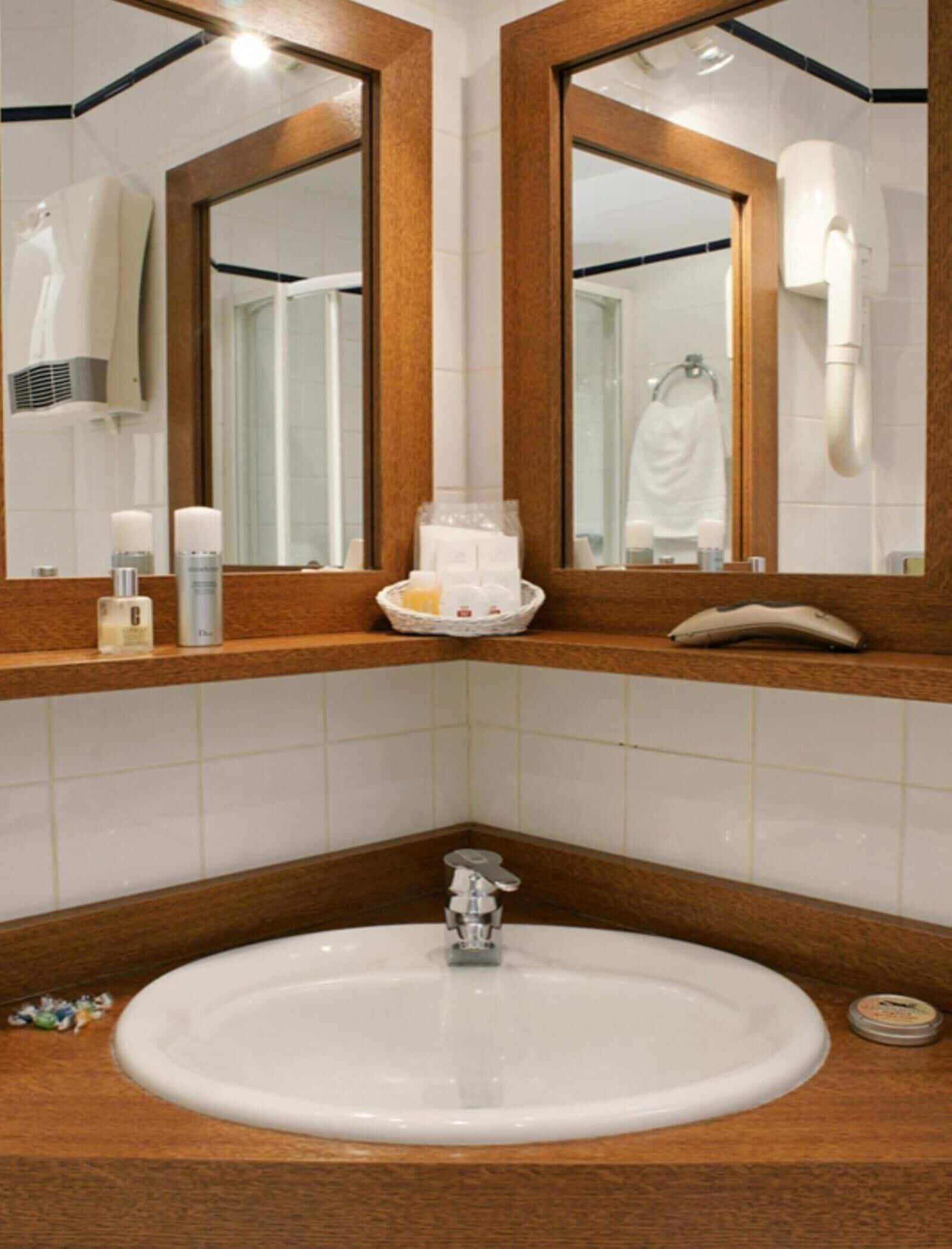 Hotel Apollinaire Paris